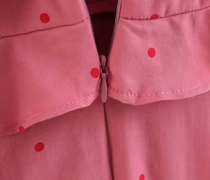 Женское винтажное асимметричное платье в горошек розовое с открытыми плечами и