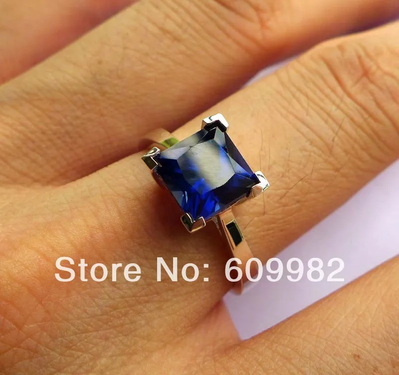 

Женское кольцо из серебра 925 пробы