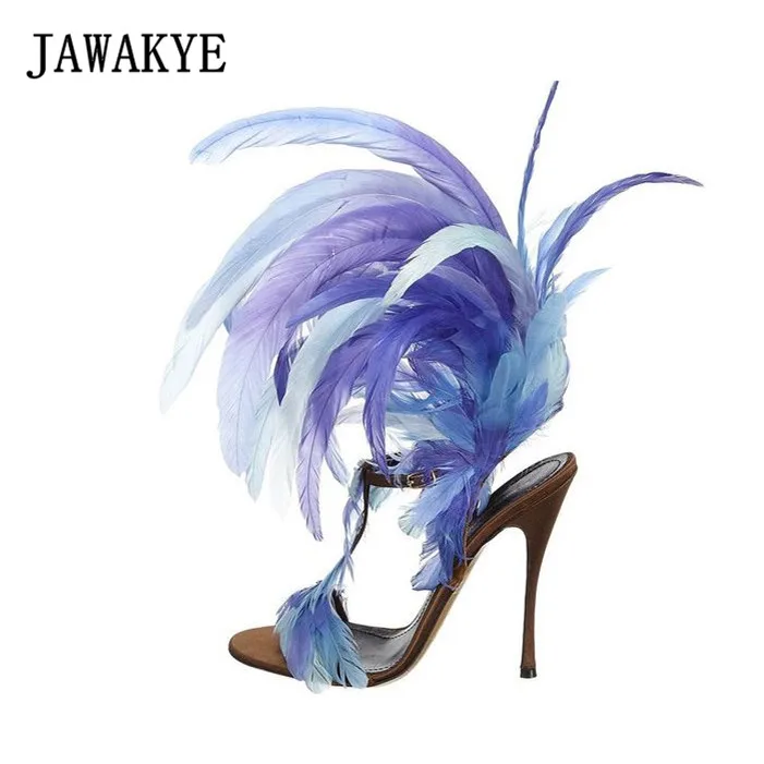 JAWAKYE/уникальный дизайн; женские босоножки с синими перьями; пикантные Клубные вечерние сандалии-гладиаторы с Т-образным ремешком; женская обувь на высоком каблуке с большим мехом