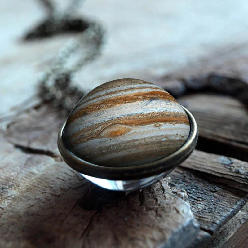 XUSHUI XJ Солнечная система Юпитер Стеклянная купола Подвесное ожерелье Временной камень Ручной работы Ювелирные изделия Серебряная цепочка Глобус.