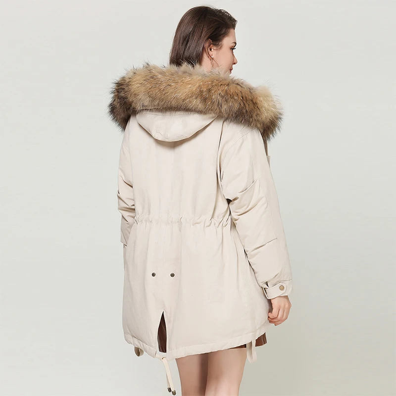 Женская длинная пуховая куртка с воротником из натурального меха енота теплая на