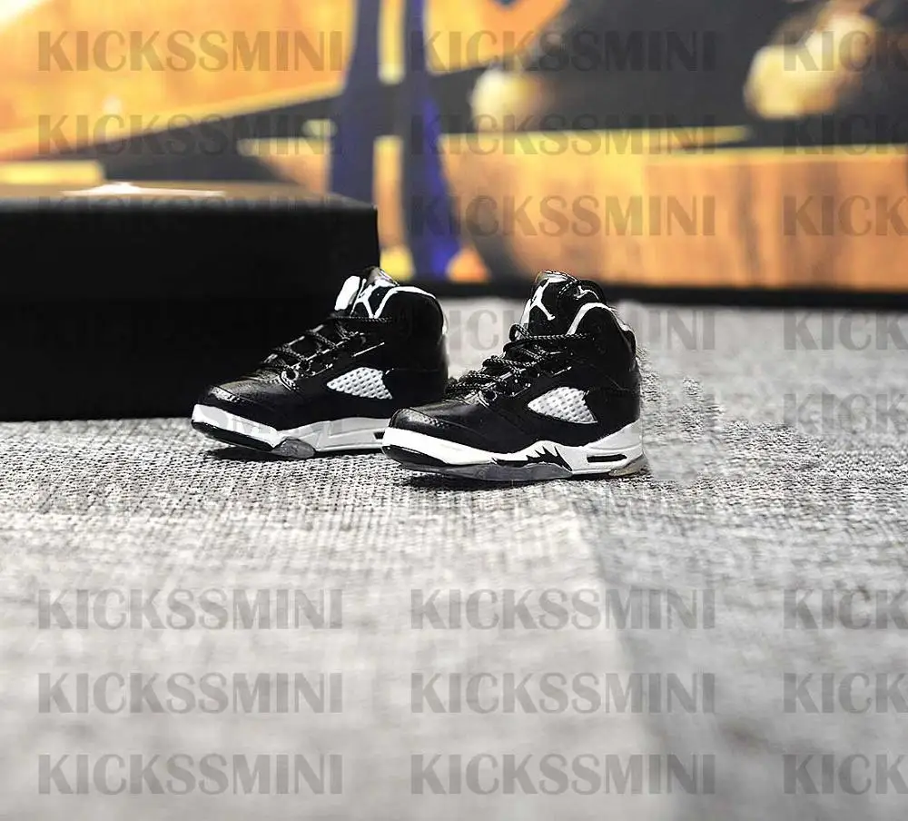 a pair(naked shoe) Дропшиппинг наивысшего качества AJ5 Черный Серебряный тапки брелоки 1/6 масштаб 3D Мини тапки Джордан брелок Кукла аксессуар - Цвет: a pair(naked shoe)