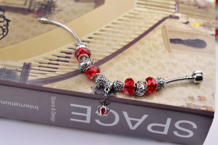 Женский браслет с подвесками в виде сердца из серебра красными бусинами античном
