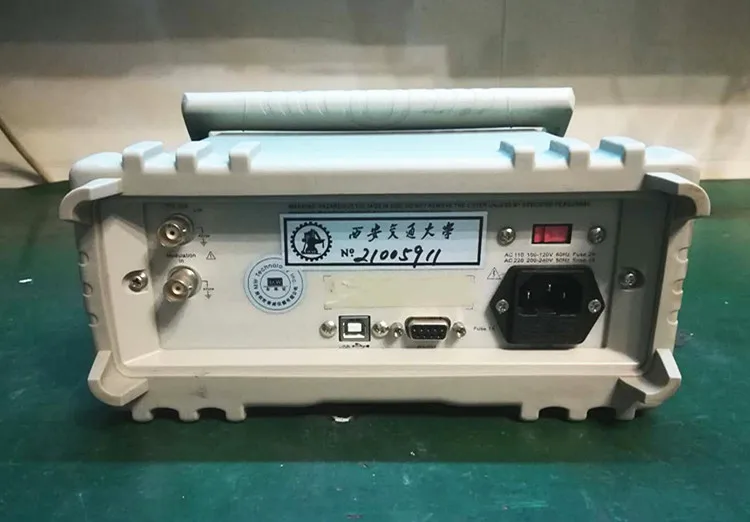 Используется стандартный 10 МГц генератор сигналов DDS цифрового синтеза |