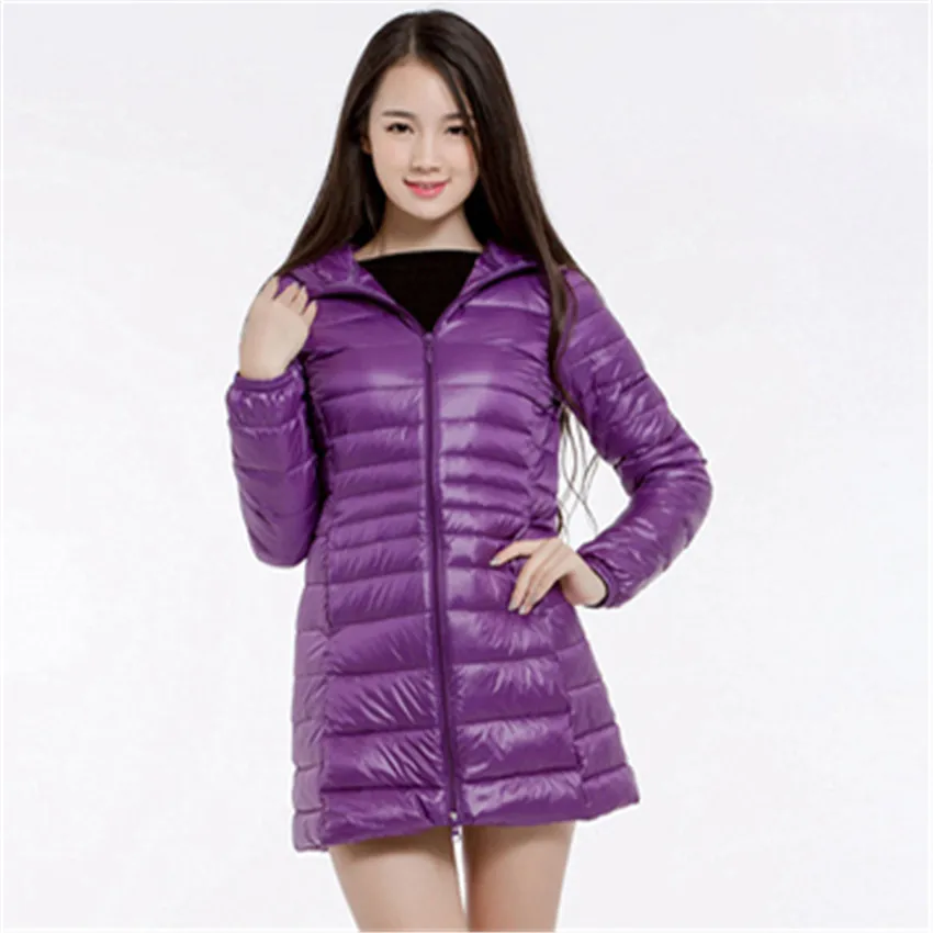 Женский длинный пуховик средней длины приталенный размера плюс на белом утином