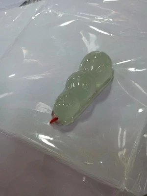 

The natural JADESt pendant is decorated with delicate pale green pea pendant necklace for both men and women