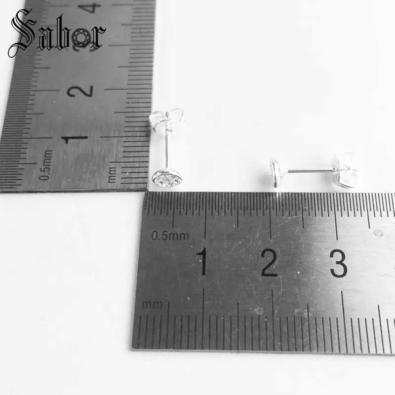 Серьги-гвоздики с белыми круглыми вставками классический подарок для женщин