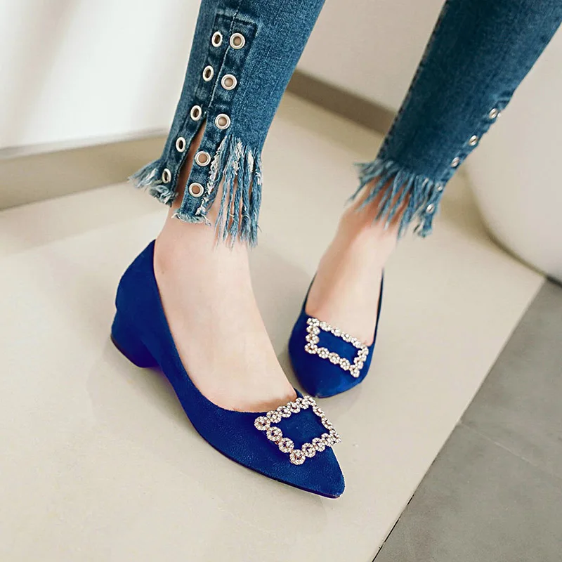 Женские туфли-лодочки с острым носком на низком толстом каблуке | Обувь