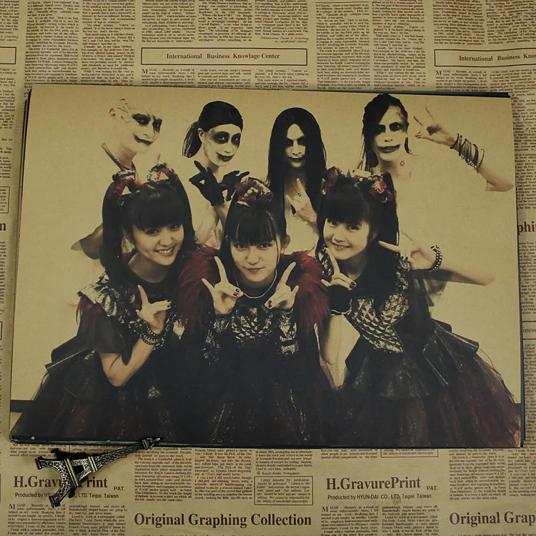Металлический постер Babymetal с изображением девушки повязки вокруг металлической