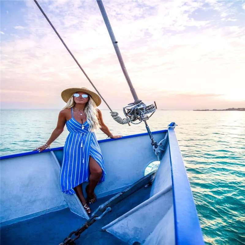 Женское платье миди без рукавов летнее облегающее в синюю полоску с глубоким V