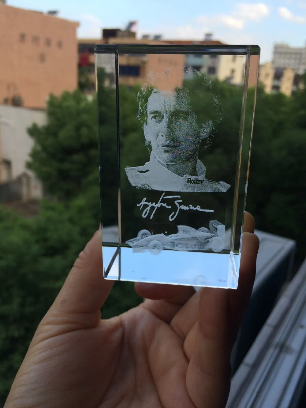 Подгонянный 3D лазер Senna гоночный драйвер Хрустальное стекло пресс-папье с подарочной коробкой для гоночных энтузиастов хороший подарок на день рождения