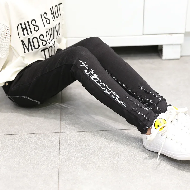 Стрейчевые джинсы для девочек сезон осень Новинка рваные с принтом узкие брюки