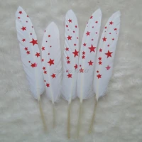 50pcslotthe white goose feathers with red pentagon painting unique feathers wedding feathers hat embellishment 9 15cm long