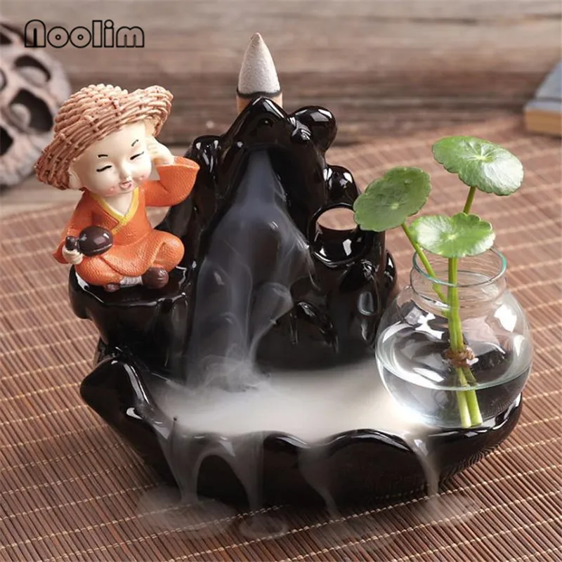 Керамическая ваза-монах с зеленым растением курильница обратным потоком