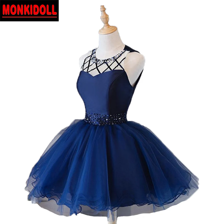 Изящная украшенная бусинами короткое платье с кристаллами для выпускного вечера