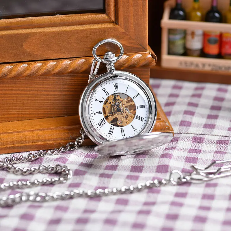 Новый ретро механические карманные часы на белом фоне серебристый цвет роман