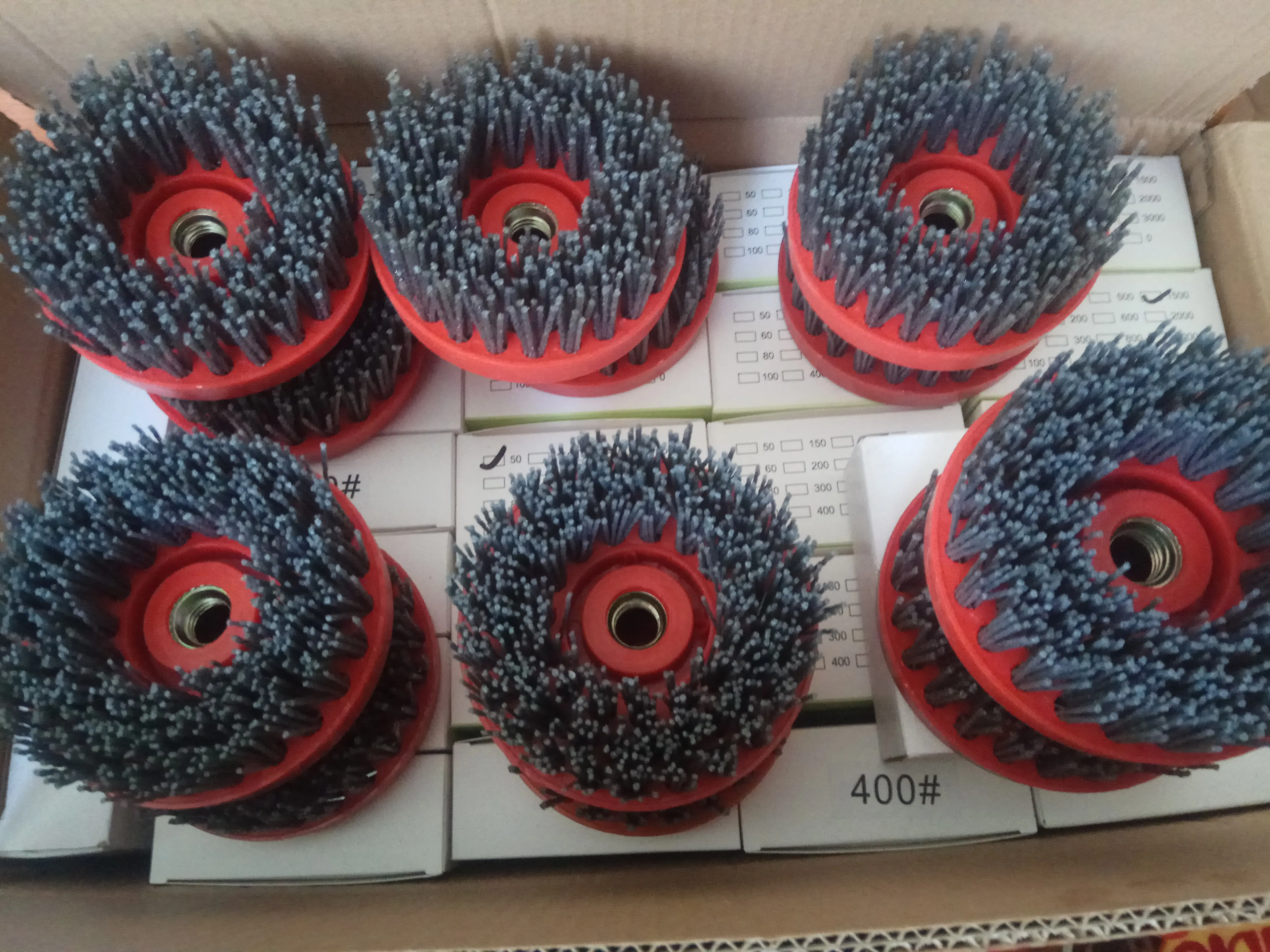 Абразивные щетки с алмазным наполнением для высокоэффективной округлой шлифовки мрамора и гранита.