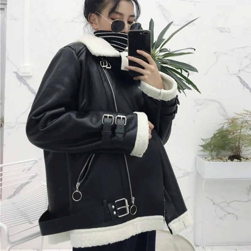 Женская кожаная куртка из искусственной кожи черная свободного покроя с мехом