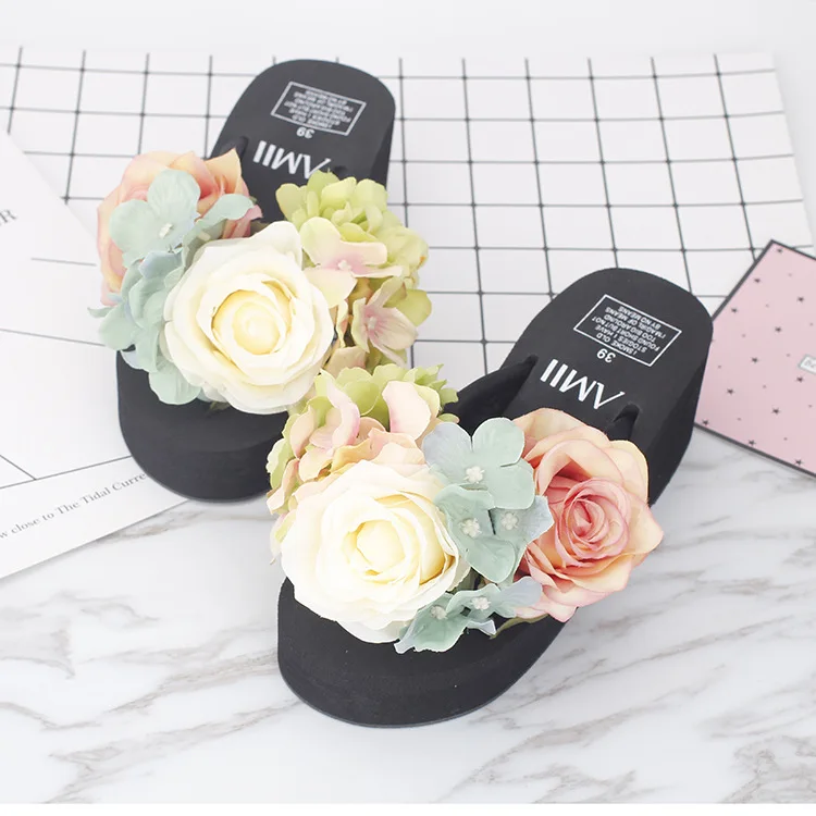 Женские летние шлепанцы с цветами красивые пляжные на платформе и высоком