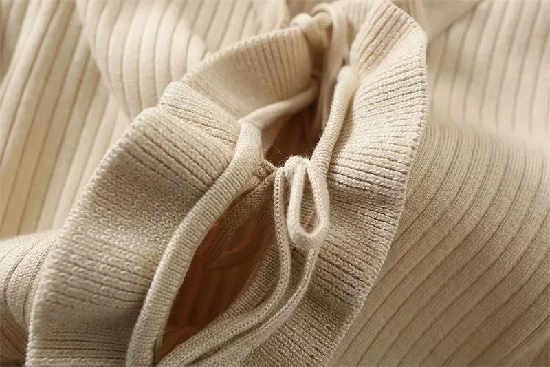 Женский ТРИКОТАЖНЫЙ УКОРОЧЕННЫЙ ТОП С v-образным вырезом и оборкой кружевной