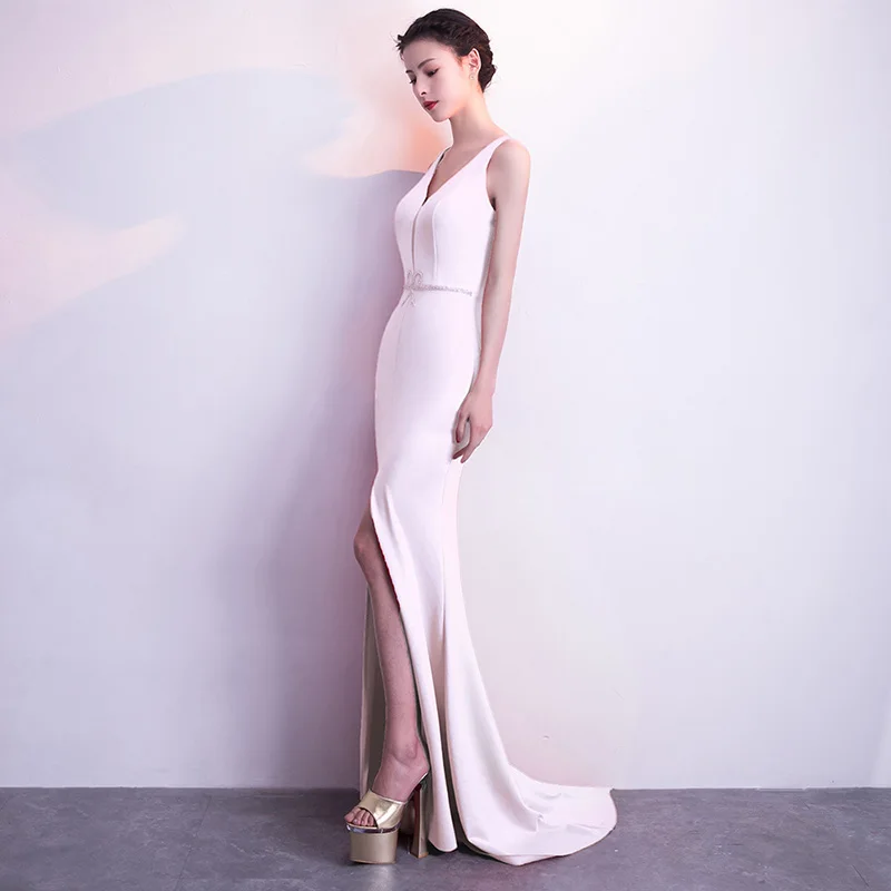 Женское вечернее платье русалка белое без рукавов с V образным вырезом и бантом