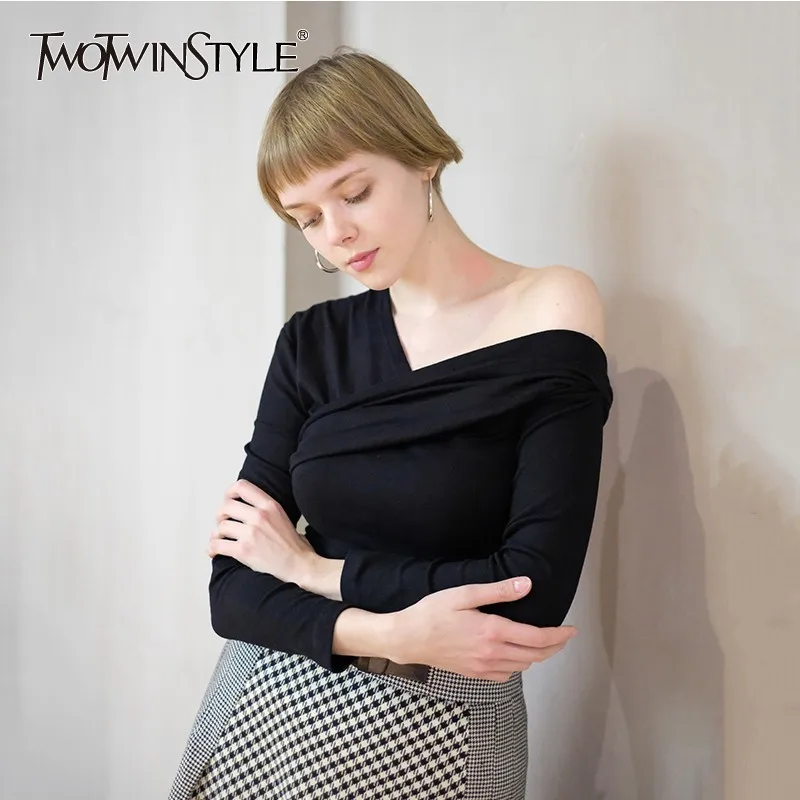 TWOTWINSTYLE Сексуальная футболка с открытыми плечами, Женские топы с длинным рукавом на одно плечо, повседневные футболки, женская модная одежда, весна