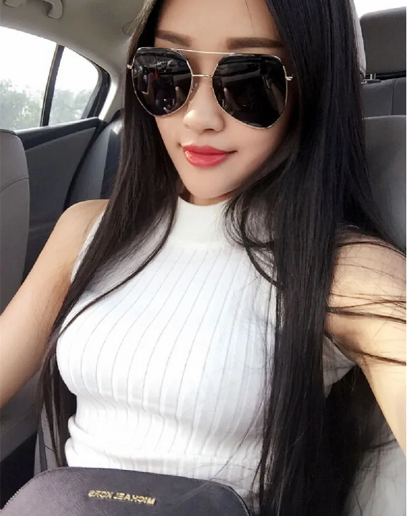 Женский вязаный укороченный топ ребристый жилет без рукавов с лямкой на шее