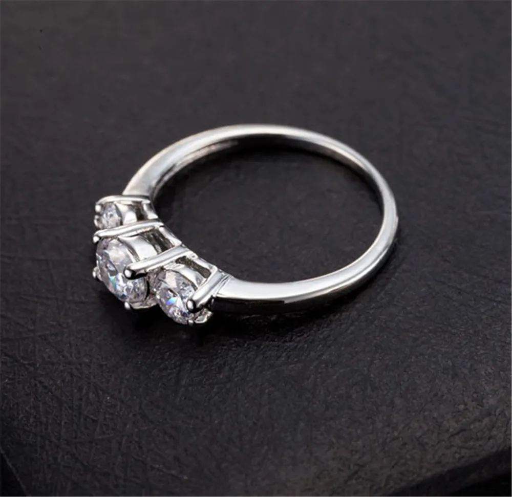 New Silver White Zircon Engagement Ring Female Round Geometry AAA Zircon Crystal Romantic Wedding Ring Party Gift