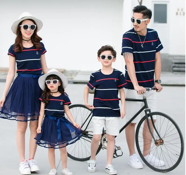blue stripes Хлопковые одинаковые комплекты для семьи; летнее Сетчатое платье для мамы и дочки; короткая футболка в сине-белую полоску для папы и сына; одежда для детей - Цвет: blue stripes