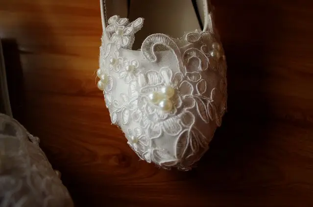 Туфли-лодочки женские свадебные на высоком каблуке кружевные с жемчугом цвет