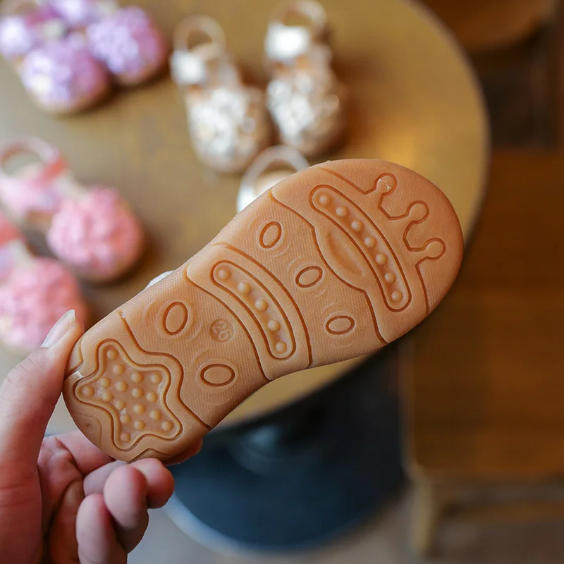 Сандалии для маленьких девочек с вырезами Нескользящие босоножки на мягкой