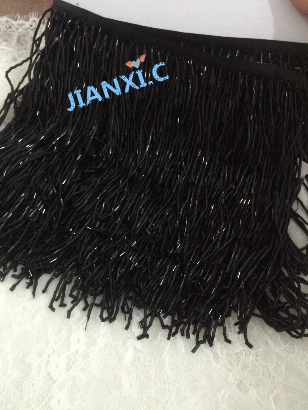 Бисерная нашивка ленточной бахромой с кистями и кружевом длиной 15 см черного цвета для декора одежды.