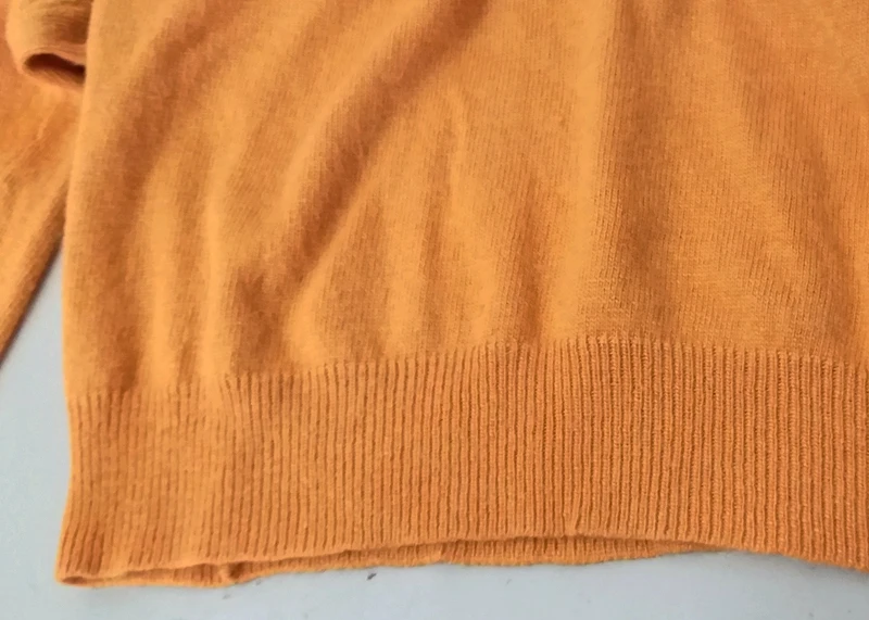 Свитер женский трикотажный с отложным воротником длинными рукавами