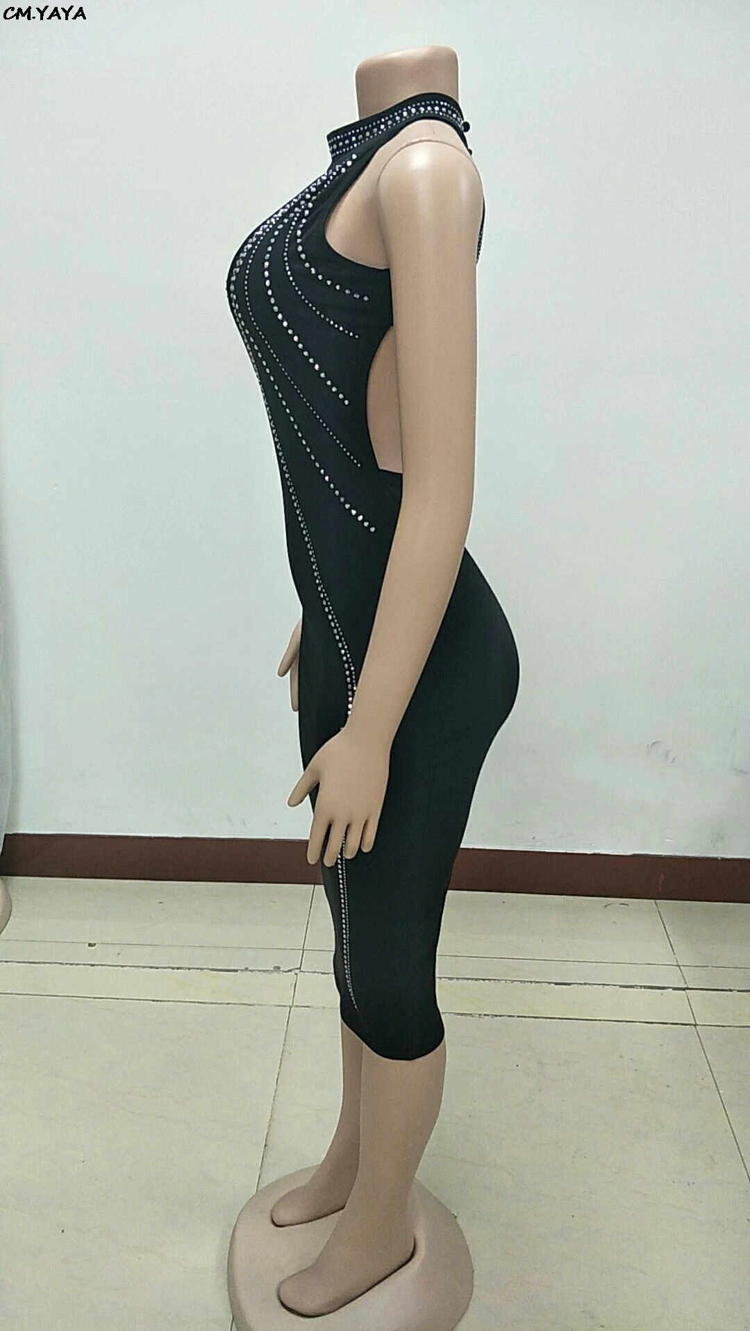 Женское облегающее платье миди с открытой спиной расшитое стразами вечерние