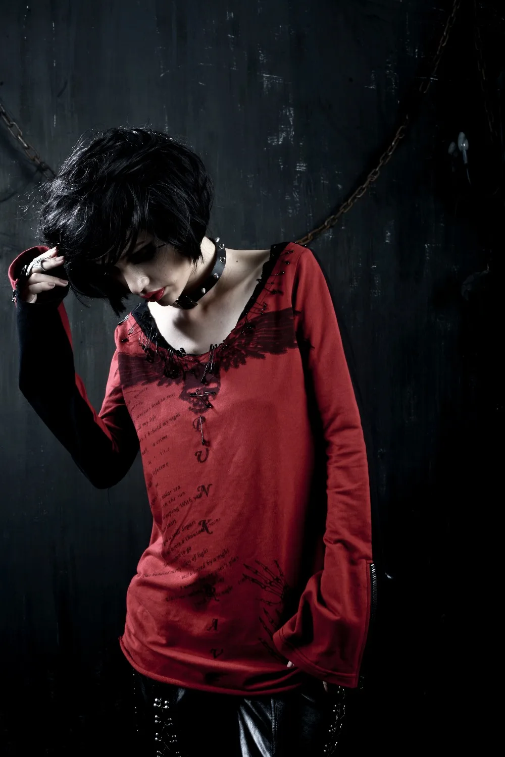 Черно красная хлопковая футболка с длинными рукавами в стиле панк рисунком