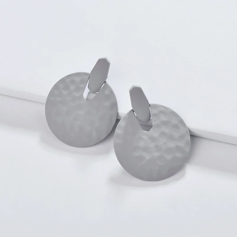 Модные женские серьги с матовым лаковым покрытием большие в виде кованого диска |