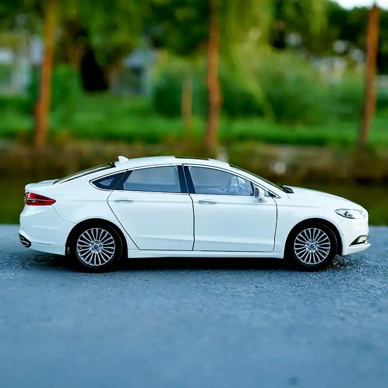 1/18 Новая модель автомобиля Mondeo Fusion литой под давлением сплав игрушки для детей