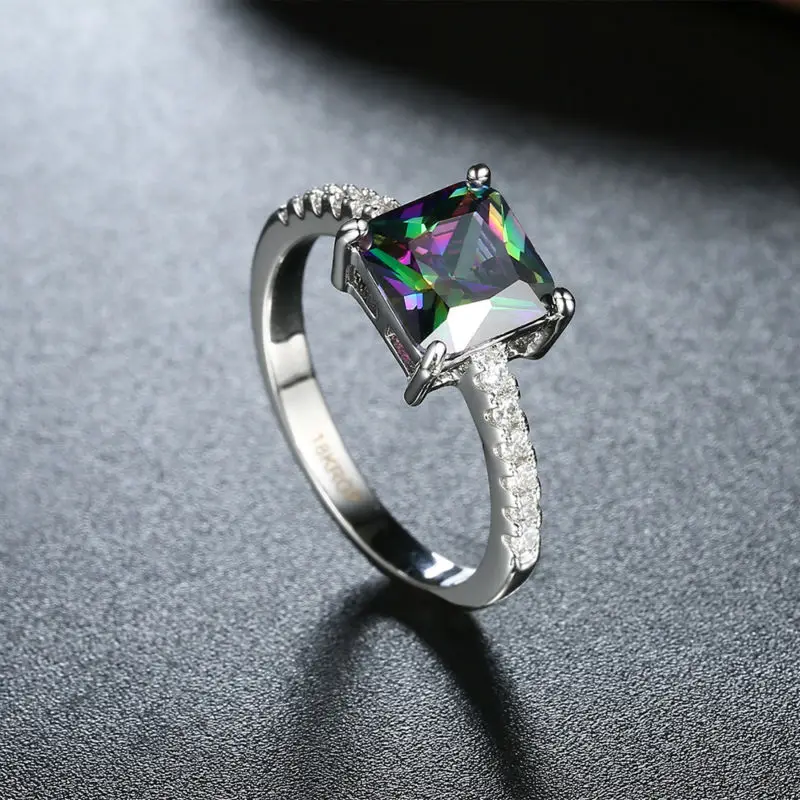 Женское кольцо из 18-каратного белого золота с квадратным цветным фианитом |