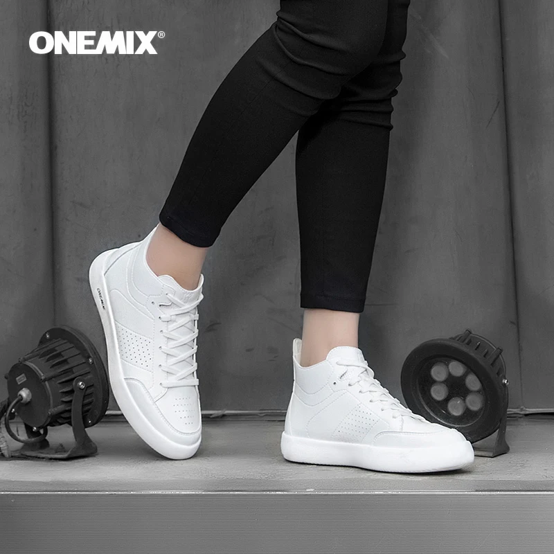 ONEMIX New Men Skateboarding Shoes Classic Black Walking Shoes Outdoor Boys Sports Comfortable Round Toe Lace Up Flat Sneakers