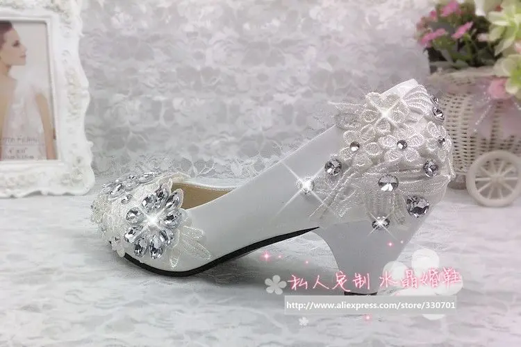 Женские свадебные туфли ручной работы на среднем каблуке с украшением из белого