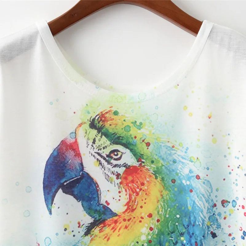 2018 summer new coloured parrot round neck short sleeved women's T-shirt. |