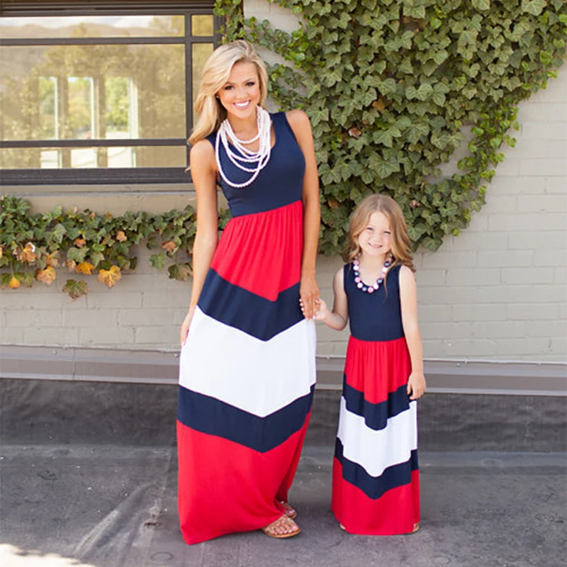 Одинаковые комплекты для семьи летнее платье в полоску мамы и дочки модные