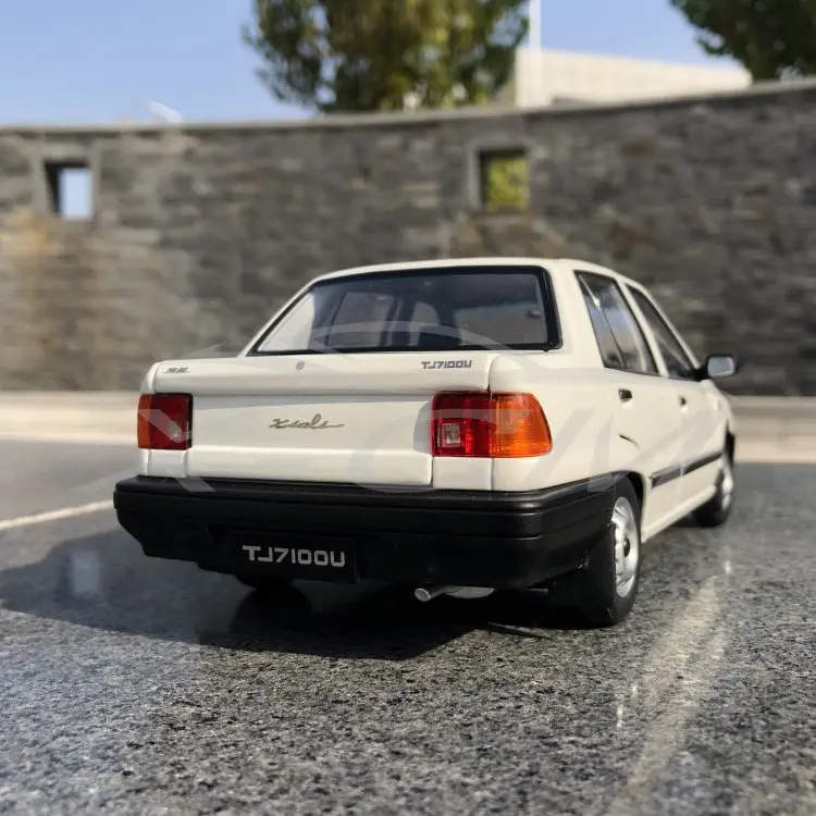 Литой автомобиль модель Yiqi китайский Тяньцзинь Xiali TJ7100 седан 1:18(белый)+ маленький подарок
