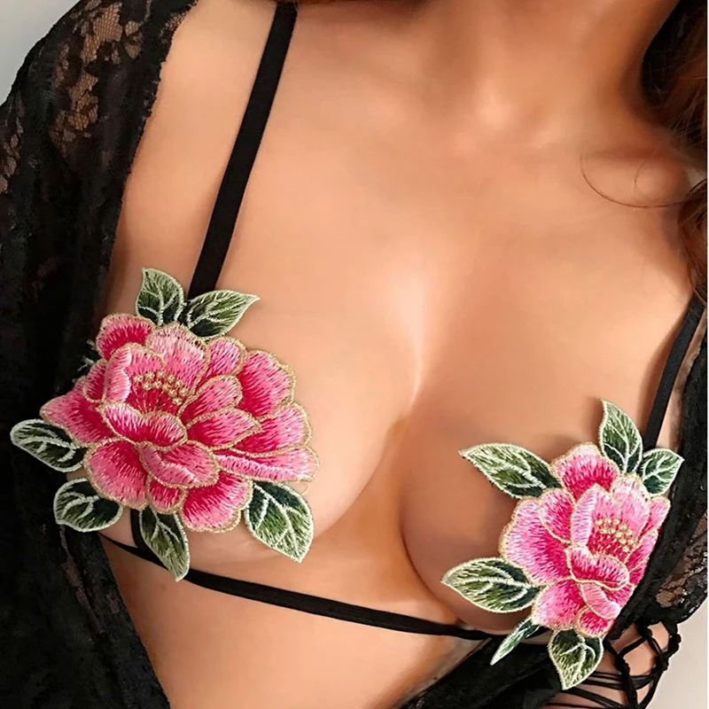 Соблазнительное женское нижнее белье с розой и вышивкой соблазнительное