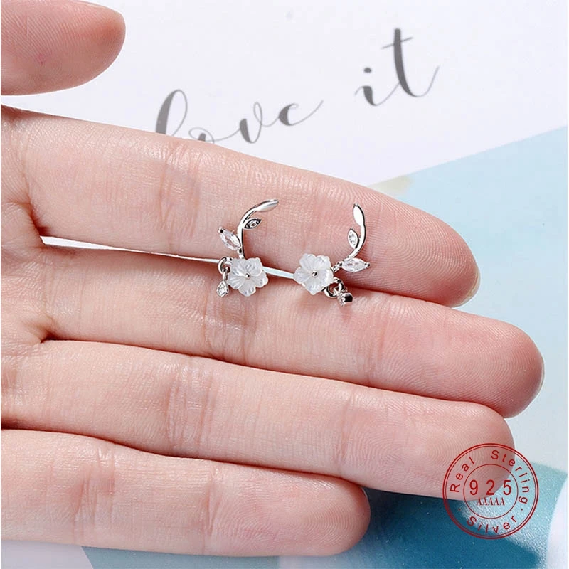 Серьги-гвоздики "Цветок из натуральной раковины с кристаллическим листом" серебристого цвета для девочек в подарок.