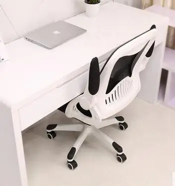 Маленькое пространство с небольшим вращающимся офисным стулом для студентов