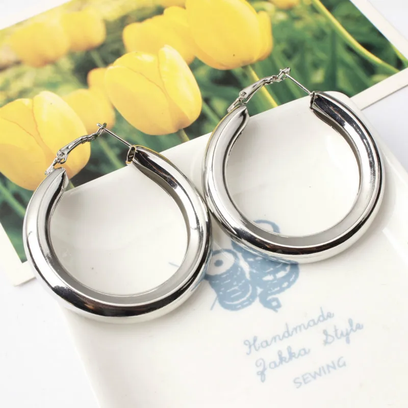 Женские массивные серьги обручи большие золотистые минималистичные круглые с