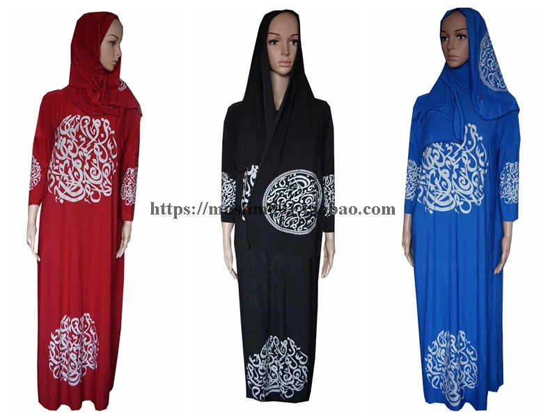 Только черный шарф пришитый на абайю с принтом арабских слов Молящиеся