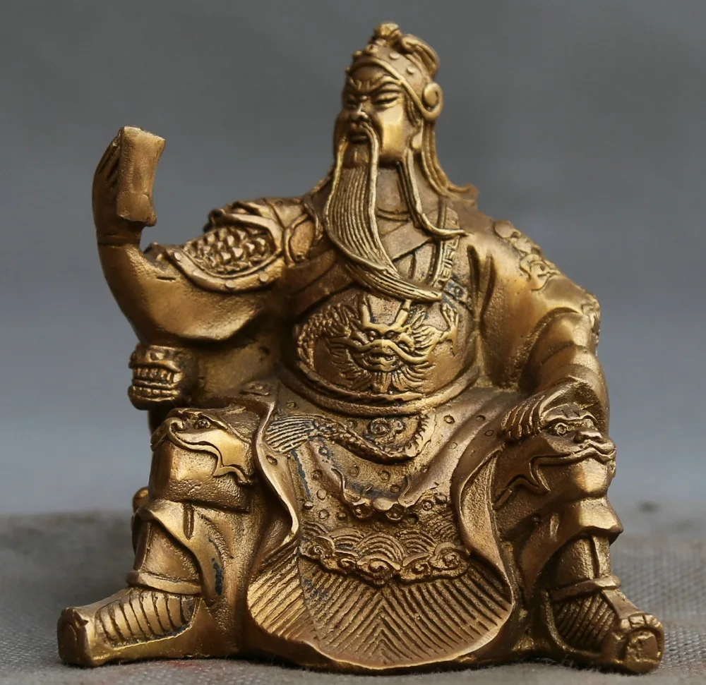 Китайский латунный Guan Gong читает статуи с орнаментом. Бесплатная