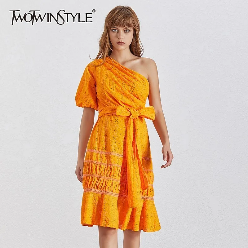 Женское платье на одно плечо TWOTWINSTYLE летнее средней длины с пышными рукавами